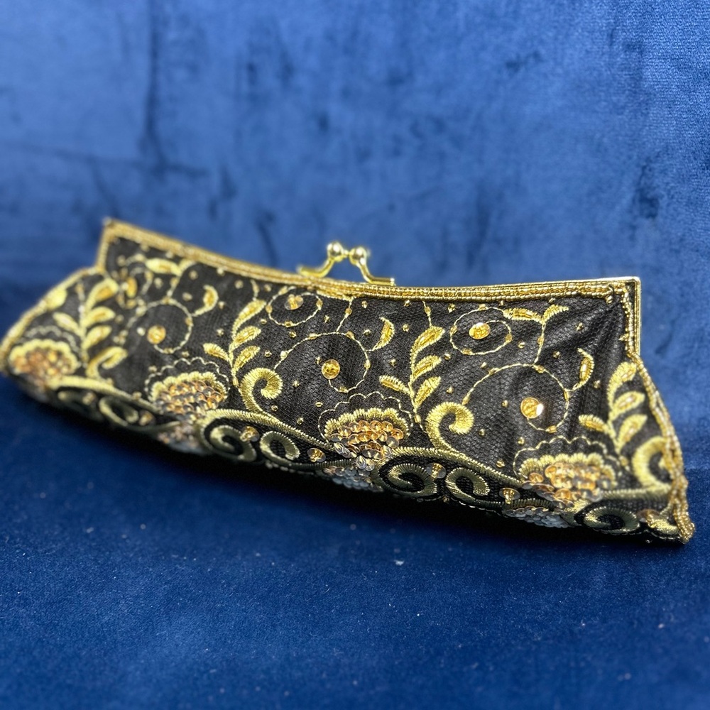 📟 Vintage Black and Gold Clutch
